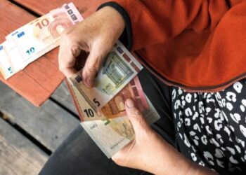 Greqia rrit mbështetjen për pensionistët dhe pagat: 400 euro bonus çdo vit, paga minimale 1000 euro