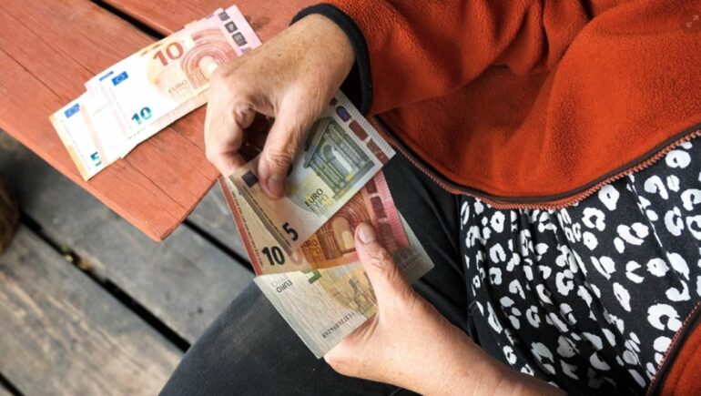Greqia rrit mbështetjen për pensionistët dhe pagat  400 euro bonus çdo vit  paga minimale 1000 euro
