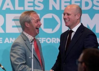 U arrestua pas akuzave për sulm, udhëheqësi i “Reform UK” të Farage në Uells jep dorëheqjen!