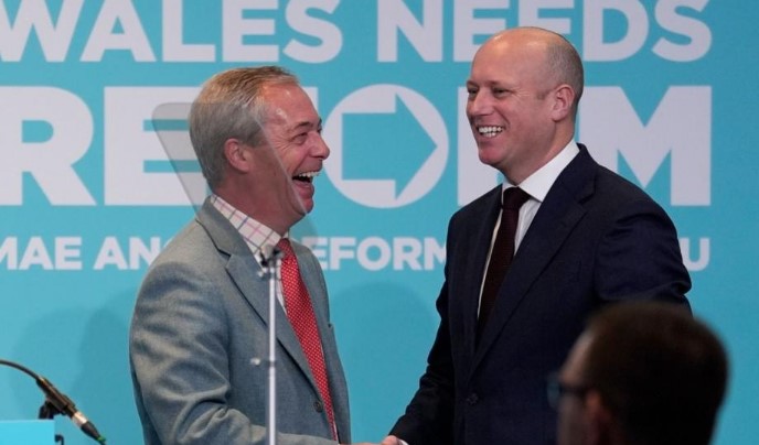U arrestua pas akuzave për sulm  udhëheqësi i  Reform UK  të Farage në Uells jep dorëheqjen 