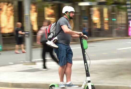 Shteti australian ndër vendet e para që miraton legjislacionin për skuterat elektrikë, kufij moshe dhe licensim i detyruar -