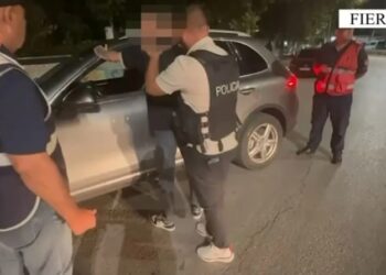 Transportonte 4 lingota floriri dhe shuma me para cash në “Porsche”, arrestohet 30-vjeçari në Roskovec!