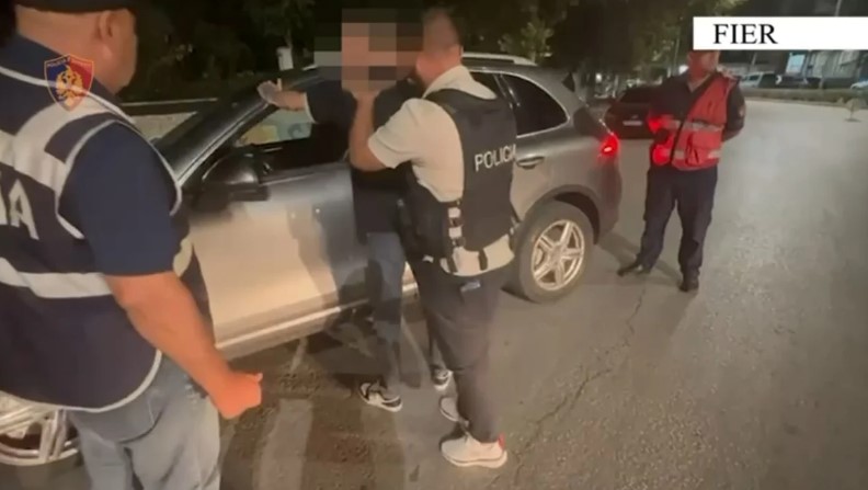 Transportonte 4 lingota floriri dhe shuma me para cash në  Porsche   arrestohet 30 vjeçari në Roskovec 