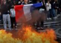 Shpërthejnë protestat masive në Francë, mësuesit dhe zjarrfikësit në grevë, gjimnazistët i bashkohen tubimeve