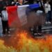 Shpërthejnë protestat masive në Francë, mësuesit dhe zjarrfikësit në grevë, gjimnazistët i bashkohen tubimeve