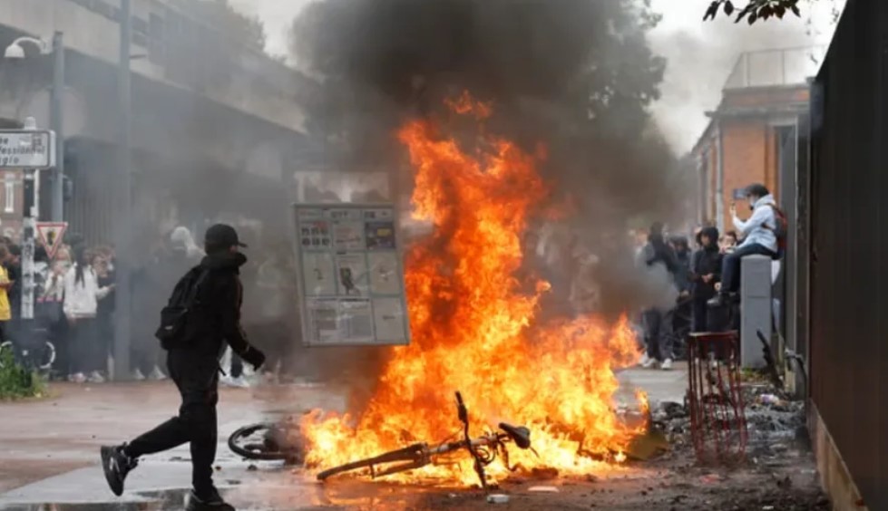 Përshkallëzohen protestat studentore në Francë  76 të plagosur dhe qindra arrestime 