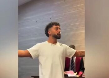 VIDEO/ U fut i armatosur në studion muzikore, Gjykata e Prishtinës dënon Gjestin! Shikoni çfarë bën këngëtari pas shpalljes së vendimit…