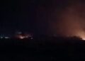 Zjarr i madh në Gjirin e Lalzit, era favorizon flakët që i afrohen me shpejtësi hoteleve në zonë!