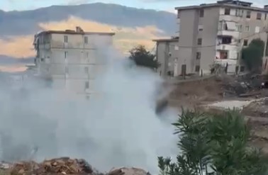 Gjirokastër  zjarri në lagjen  Zinxhira  rrezikoi banesat  ndërhyrja shmangu pasojat   VIDEO 
