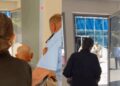 I moshuari me karrocë mezi hyn në GJKKO, gazetarja: Rampë s’ka, por rregullore për të kufizuar median po (VIDEO)