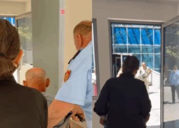 I moshuari me karrocë mezi hyn në GJKKO, gazetarja: Rampë s’ka, por rregullore për të kufizuar median po (VIDEO)