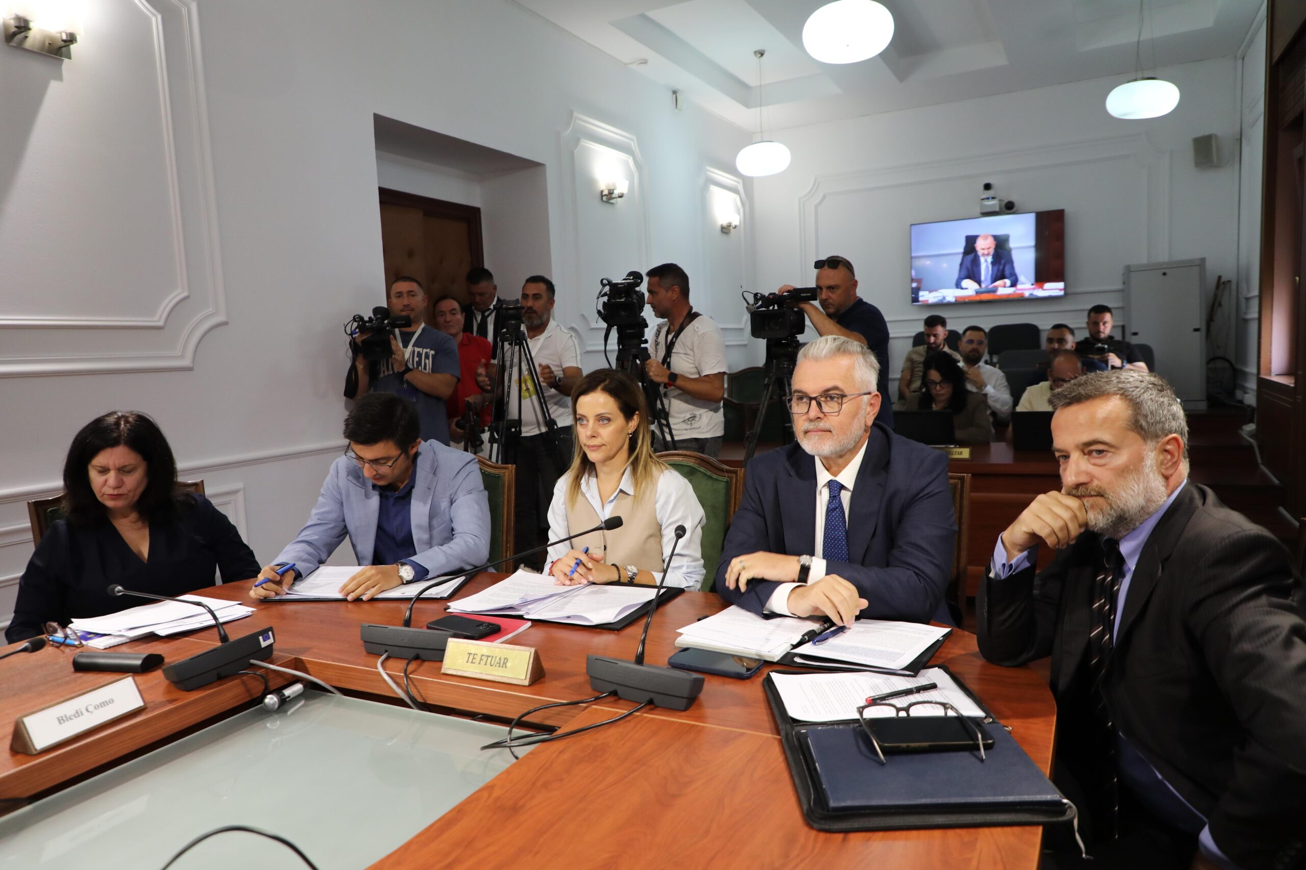  Secili pushtet në vendin e vet   Gogu  Kuvendi humbi afatin  por zgjidhja për pagat bëhet me ligj