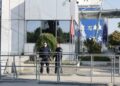 FOTO/ Frikë për përshkallëzim në Hagë? Qeveria e Kosovës merr masa, rrethon me gardh metalik godinën e Gjykatës, Policia në gatishmëri