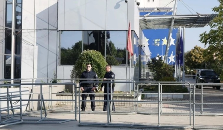 FOTO/ Frikë për përshkallëzim në Hagë? Qeveria e Kosovës merr masa, rrethon me gardh metalik godinën e Gjykatës, Policia në gatishmëri