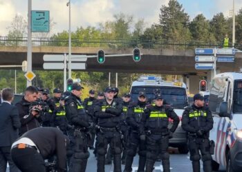 Pak para vendimit në Hagë, mbështetësve të Thaçit dhe ish-krerëve të UÇK-së u kërkohet të largohen nga hapësirat para gjykatës