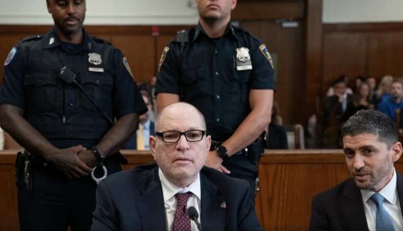 Ish producenti hollivudian Harvey Weinstein dënohet me 15 vite burg për sulmin seksual ndaj asistentes në 2006 ën 