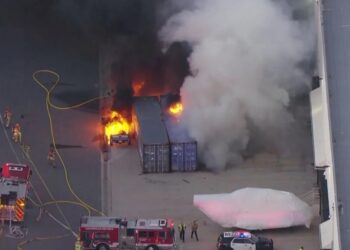 Helikopteri rrëzohet pranë zonës tregtare në Los Angeles, të paktën 3 persona humbin jetën!