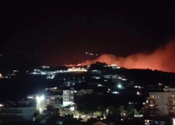 Dyshohen si piromanë për zjarrin katastrofik që përfshiu Himarën, pas çobanit Policia shoqëron edhe 2 persona të tjerë! Njëri mbahet në paraburgim
