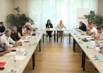 Ministrja Ibrahimaj takim me zyrtarë të AKU-t dhe prodhuesit ushqimorë: Fokusi te etiketimi dhe siguria ushqimore për qytetarët