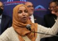 Sekretari i Sigurisë Kombëtare të SHBA-ve akuzon përfaqësuesen demokrate Ilhan Omar se “është martuar me vëllain e saj”!