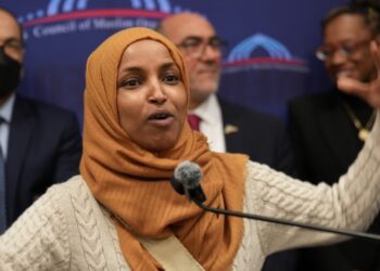 Sekretari i Sigurisë Kombëtare të SHBA-ve akuzon përfaqësuesen demokrate Ilhan Omar se “është martuar me vëllanë e saj”!