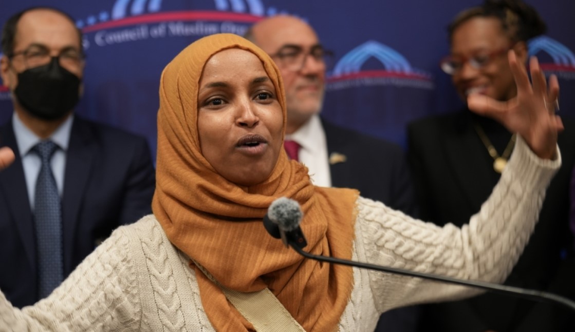 Sekretari i Sigurisë Kombëtare të SHBA ve akuzon përfaqësuesen demokrate Ilhan Omar se  është martuar me vëllanë e saj  