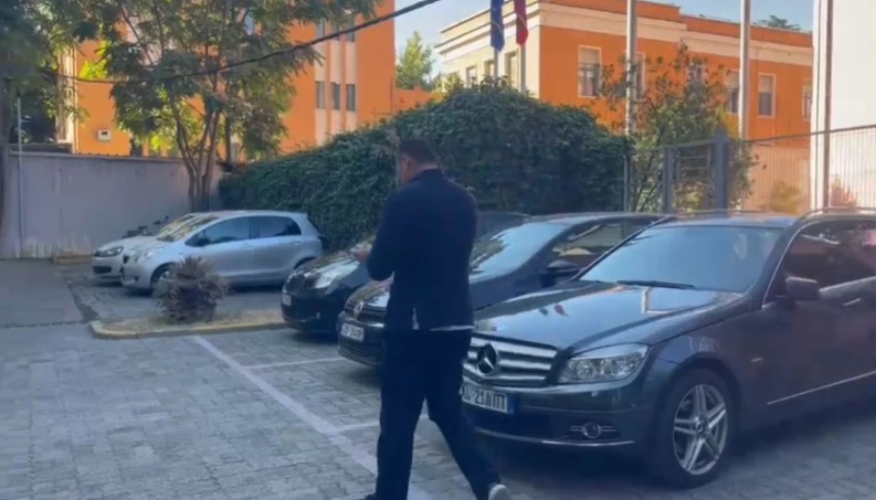 Pak orë pas kontrollit në banesën e Ilir Prodës  ish drejtori i Policisë së Shtetit paraqitet në SPAK 
