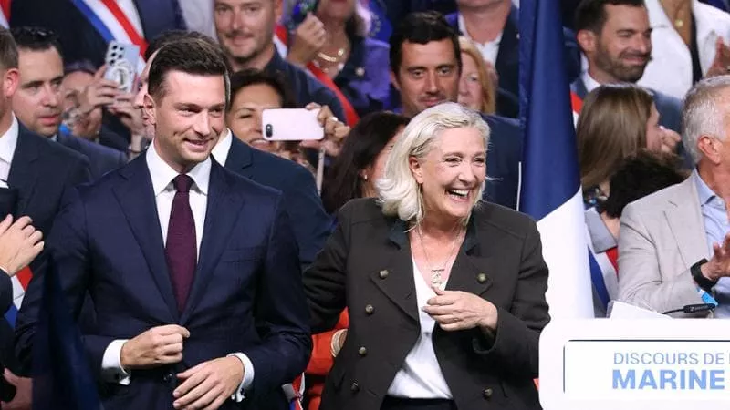 Marine Le Pen rikthehet në skenë   Beteja e Francës  nis me sulme ndaj Macronit