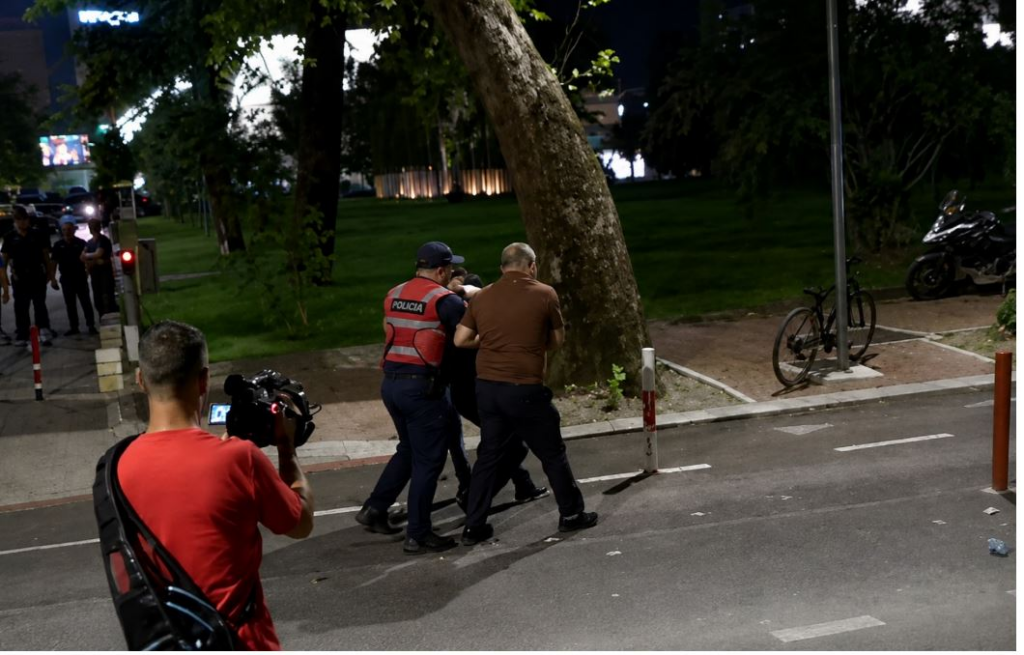 Procedohen 20 protestues  Policia  Bllokuan rrugët e Tiranës dhe prishën qetësinë publike