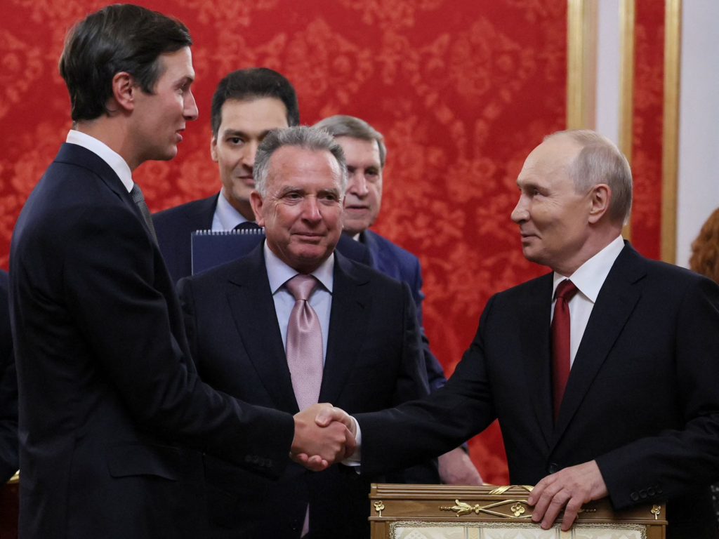 “Vrima në petull”, si po e tall Moska misionin e dy të dërguarve të Trumpit