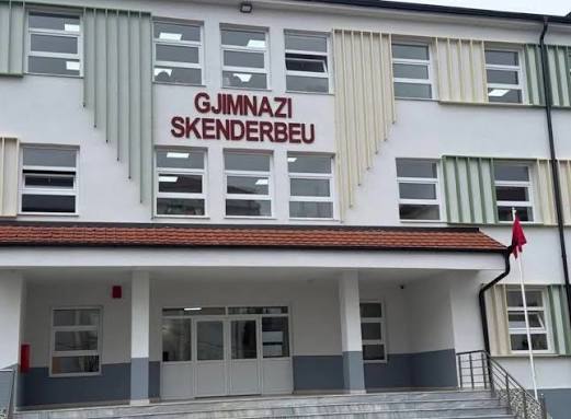 Konflikt mes dy nxënësve në gjimnazin e Krumës  adoleshenti i sulet shokut me biçak