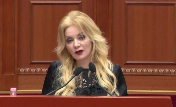  730 komente që flisnin për varje dhe pushkatim    Deputetja Luarasi flet për videon e sulmit verbal  U përndoqa nga një grup që më ngjanin me pionerët e Enverit
