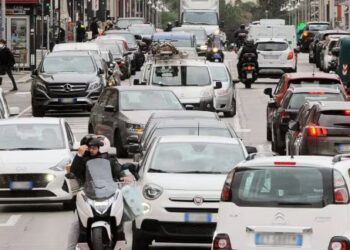 Italia lehtëson barrën tatimore dhe heq taksën e automjeteve për makinat e vogla e të mesme