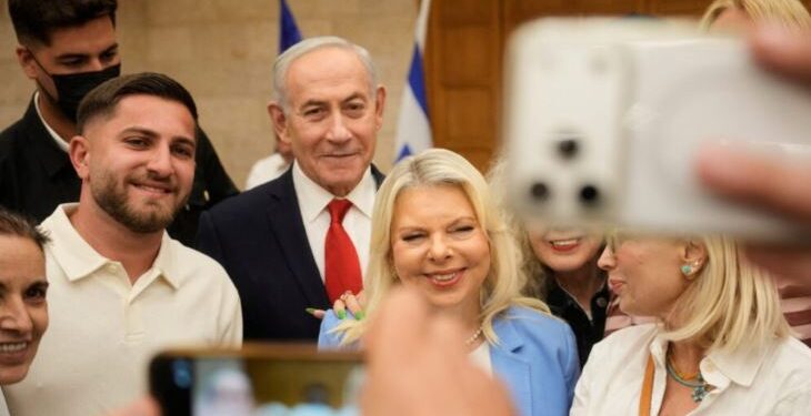Gruaja e Netanyahut sulmon kundërshtarin e tij në zgjedhje: E dinte për 7 tetorin -