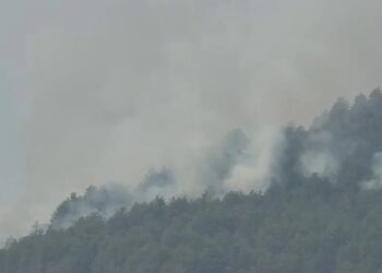 Lezhë, riaktivizohen vatrat e zjarrit në fshatin Kalivaç, nis ndërhyrja nga ajri me helikopter!