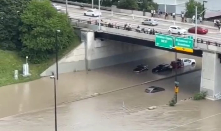VIDEO  Stuhia e shekullit godet Toronton  përmbytje dhe dëme katastrofike  Mijëra kanadezë pa energji  shikoni pamjet