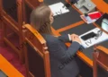 FOTOLAJM / U largua nga PS, Marjana Koçeku ulet pranë deputetëve të PD-së