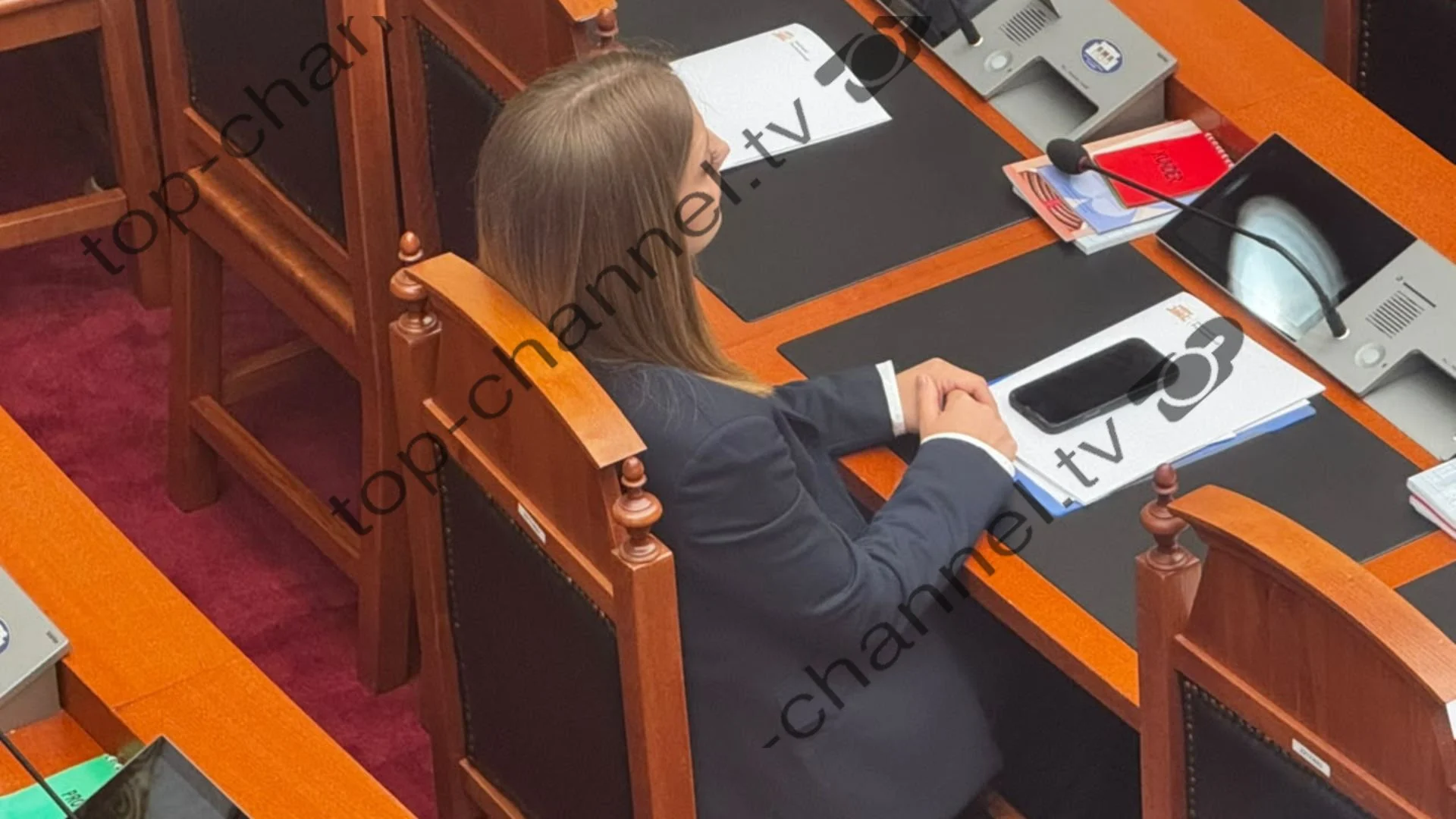 FOTOLAJM   U largua nga PS  Marjana Koçeku ulet pranë deputetëve të PD së