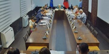 Rrogat e magjistratëve do rriten 8500 lekë, Komisioni i Ekonomisë miraton në parim draftin e PS! Ja si u votua, gjyqtarë e prokurorë kërkojnë 9-fish më shumë