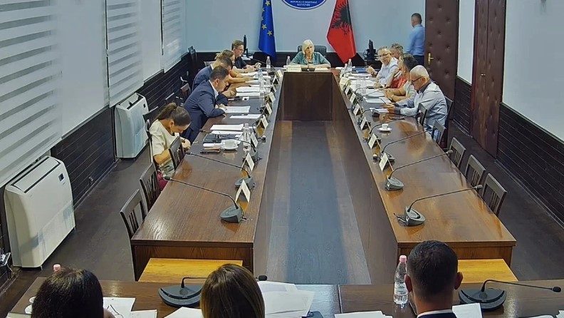 Rrogat e magjistratëve do rriten 8500 lekë  Komisioni i Ekonomisë miraton në parim draftin e PS  Ja si u votua  gjyqtarë e prokurorë kërkojnë 9 fish më shumë