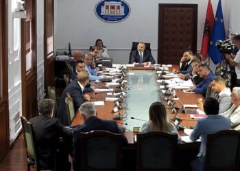 Pas 6 orë debatesh, Komisioni i Ligjeve çon në Kuvend projektligjin e pagave të magjistratëve! Argumentet e institucioneve të Drejtësisë s’e bindën dot mazhorancën
