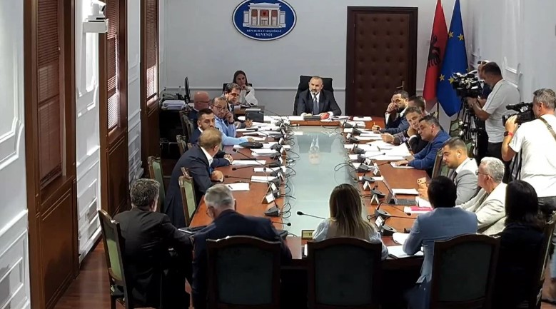 Pas 6 orë debatesh  Komisioni i Ligjeve çon në Kuvend projektligjin e pagave të magjistratëve  Argumentet e institucioneve të Drejtësisë s e bindën dot mazhorancën