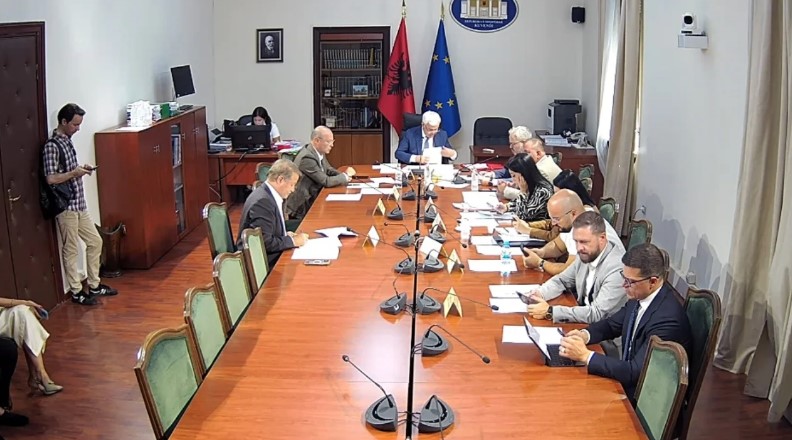 DEBATI  Pasuritë e sekuestruara  deputeti i PD  I përdorin ish pronarët përmes skemave  Kreu i AAPK  Xhaja  Nuk më rezulton 