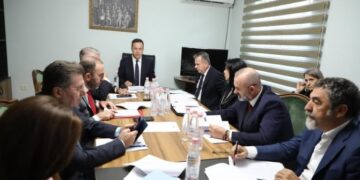 “Duhet reagim i përbashkët”- Dënimi i drejtuesve të UÇK në Hagë, Bardhi në Konferencën e Kryetarëve: Kosova s’ka nevojë që ne të bëjmë politikë