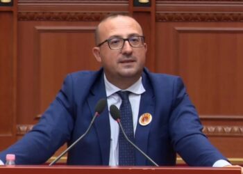 “Me ça mrrokulle do hyjnë?”- Korreshi ironizon në Kuvend: Ne në fshat jemi akoma me parmenda, ju thoni Inteligjenca Artificiale!