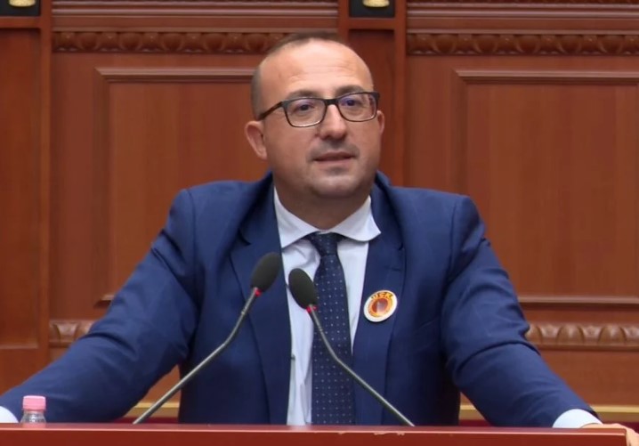 Me ça mrrokulle do hyjnë    Korreshi ironizon në Kuvend  Ne në fshat jemi akoma me parmenda  ju thoni Inteligjenca Artificiale 