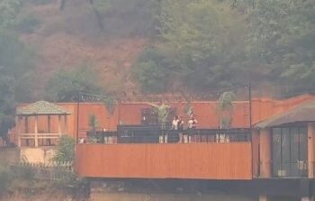 Era nxjerr jashtë kontrollit zjarrin në Koshovicë, kërkohet ndërhyrje nga ajri! Pronarja e lokalit: Po na digjet mundi i një jete! (VIDEO)