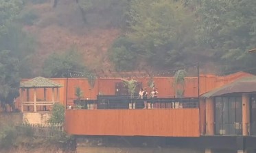 Era nxjerr jashtë kontrollit zjarrin në Koshovicë  kërkohet ndërhyrje nga ajri  Pronarja e lokalit  Po na digjet mundi i një jete   VIDEO 