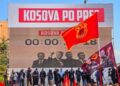 VIDEO/ “Në emër të popullit, shpallen të PAFAJSHËM!”, mijëra qytetarë presin verdiktin në sheshin e Prishtinës me flamuj e simbole kombëtare!