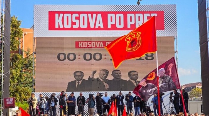 VIDEO   Në emër të popullit  shpallen të PAFAJSHËM    mijëra qytetarë presin verdiktin në sheshin e Prishtinës me flamuj e simbole kombëtare 